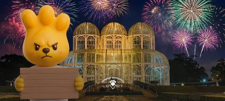 Mascote Zé Patinhas do Hospital Veterinário Levet em frente ao Jardim Botânico de Curitiba com fogos de artifício ao fundo, ilustrando o protesto sobre a ineficácia da lei dos fogos e o risco de morte para pets.